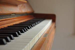 1200px-Piano_keys_close_up.jpg
