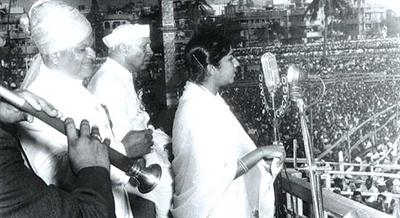 lata_mangeshkar_nehru_20100201.jpeg
