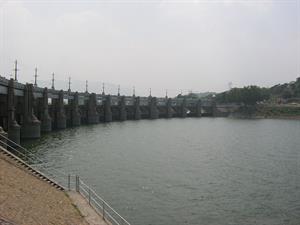 1200px-16_gate_Bridge_at_Mettur_dam.jpg
