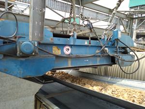 Magnetic_separator_of_a_conveyor_belt_at_lafarge.jpg