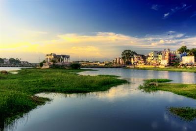 A_sunrise_over_Vaigai_River_in_Madurai_Tamil_Nadu_India.jpg