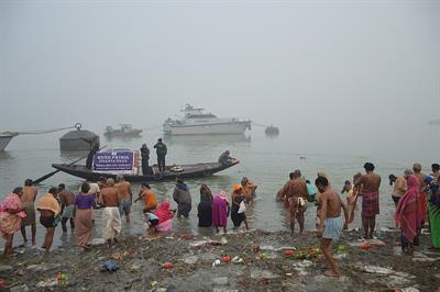 800px-Hindu_Devotees_Taking_Holy_Dip_In_Ganga_-_Makar_Sankranti_Observance_-_Baje_Kadamtala_Ghat_-_Kolkata_2018-01-14_6516.jpg