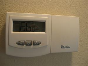 800px-Robertshaw_Non-Programmable_Digital_Thermostat.jpg