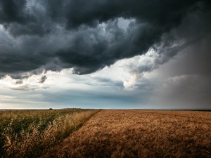 shutterstock_2670194281_storm clouds_negaisa mākoņi.jpg