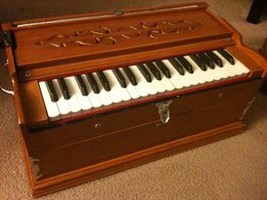 Pakistani_Qawwali_Harmonium.jpg