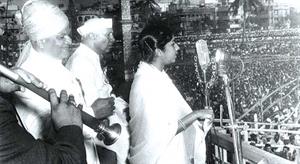 lata_mangeshkar_nehru_20100201.jpeg