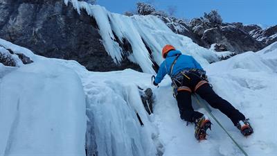 ice-climbing-3166077_1920.jpg