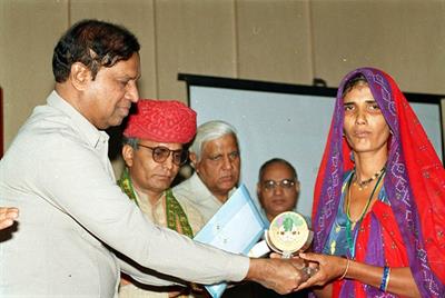 800px-Amrita_Devi_Bishnoi_award.jpg