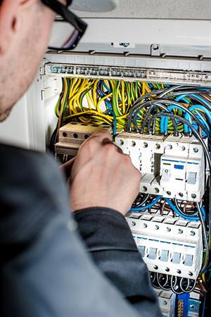 WorkerBuildingElectricElectricianElectricity1080573.jpg