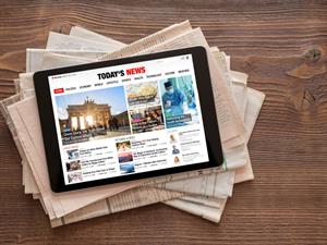 Shutterstock_1059533777_news on tablet_ziņas planšetē.jpg