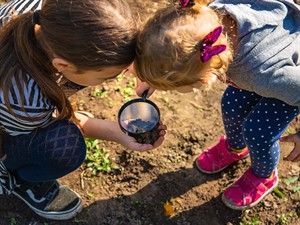 shutterstock_2325201253_Children examine the soil with a magnifying glass_Bērni pēta augsni ar palielinošo stiklu.jpg